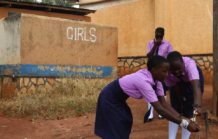 পূর্ব এবং দক্ষিণ আফ্রিকায় ইউনিসেফ—এর জল ও স্যানিটেশন বিভাগের প্রধান স্যাম গডফ্রে বলেছেন, বেশ কিছু দেশে স্বাস্থ্যকর্মীদের কাছেও সাবান বা হাত ধোয়ার জলের অভাব রয়েছে। রোগ প্রতিরোধে হাত ধোয়ার গুরুত্ব কতখানি তা বোঝানো চ্যালেঞ্জ হয়ে দাঁড়িয়েছে বিশ্ব স্বাস্থ্য সংস্থার কাছেও।