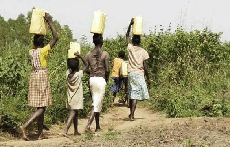 আফ্রিকার অবস্থা সব থেকে শোচনীয়। সেখানে বহু দেশে জলসঙ্কট। পানীয় জলের অভাব রয়েছে। হাত ধোয়ার জল সেখানে মহার্ঘ। সেসব জায়গা করোনা থাবা বসালে কী হবে! আশঙ্কায় দিন কাটছে জাতসংঘের কর্তাদের।