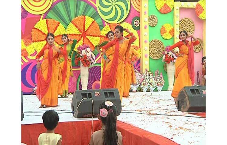 কারখানার সব নারী শ্রমিককেই তিনি দিয়েছেন হলুদ শাড়ি। যে শাড়িটি তিনি নিজের স্ত্রী ও স্বজনদের জন্য কিনেছেন, ঠিক একই শাড়ি কিনেছেন কারখানার দেড় হাজার শ্রমিকের জন্য। পুত্রসহ নিজে গায়েহলুদের অনুষ্ঠানে যে পাঞ্জাবি পরেছেন, ঠিক একই পাঞ্জাবি দিয়েছেন গার্মেন্টসের পুরুষ শ্রমিক ও কর্মকর্তাদের।