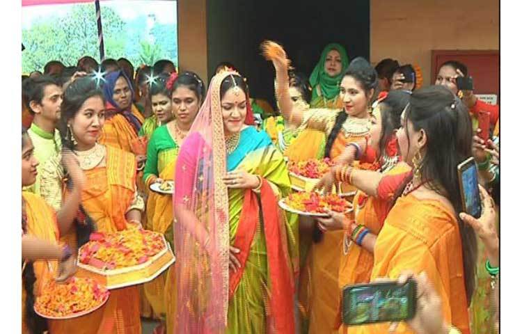 চট্টগ্রাম ক্লাবে বিয়ের অনুষ্ঠানে যেই বাবুর্চি রান্না করবেন, তাকে দিয়েই একই মেন্যুর রান্না পরিবেশিত হয়েছে গার্মেন্টস শ্রমিক-কর্মচারীদের মাঝে। ইন্ডিপেন্ডেন্ট গার্মেন্টস কারখানা সূত্রে জানা গেছে, গায়েহলুদ উপলক্ষে গতকাল কারখানার সব শাখায় ছুটি ঘোষণা করা হয়েছিল।