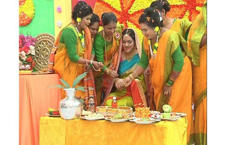 গার্মেন্টসের ছাদের ওপর মঞ্চ করে আয়োজন করা হয় মালিককন্যার গায়েহলুদের অনুষ্ঠান। পুরো ছাদ জুড়ে ছিলেন শত শত নারী। সাবই গার্মেন্টস কন্যা। সবার পরনে একই শাড়ি। ব্যবসায়ী আবু তৈয়বের স্ত্রী উলফাতুন্নেছা পুতুলও একই শাড়ি পরে এসেছিলেন অনুষ্ঠানে।