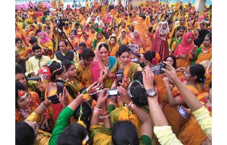 গার্মেন্টস কন্যারা সবাই ‘হলুদ বাটো, মেন্দি বাটো’, ‘লীলাবালি লীলাবালিৃ সাজাইবো তোরে’ গানের তালে তালে যেভাবে সুন্দর করে নাচছিলেন, যে কেউ হয়তো বলবে তাদের কোনো সখী অথবা বোনের বিয়ে হচ্ছে।