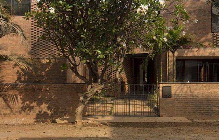 বিপদ বুঝে যত দ্রুত সম্ভব নিরাপদ আশ্রয় বা পাকা বাড়ি খুঁজে নিন।