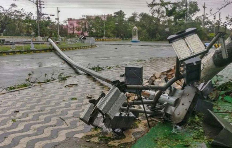 সতর্ক থাকুন ভেঙে পড়া বৈদ্যুতিক স্তম্ভ ও তার ধারালো অংশের ব্যাপারে।