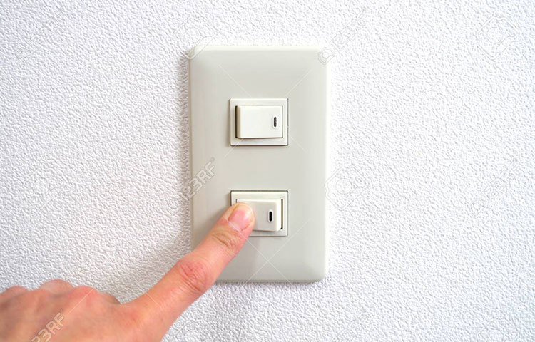 ঝড় শুরু হলে বাড়িতে বিদ্যুত সংযোগের মেইন সুইচ এবং গ্যাসের সংযোগের সুইচ বন্ধ করে দিন।