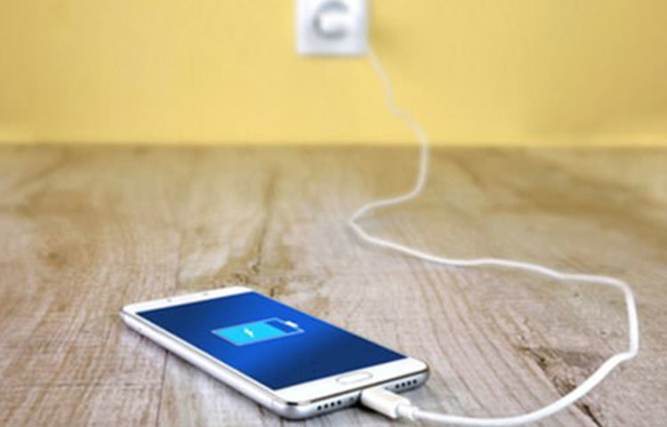 ঝড়ের ফলে বিচ্ছিন্ন হতে পারে বিদ্যুৎ সরবরাহ। ফলে আগে থেকেই মোবাইলে যথেষ্ট চার্জ দিয়ে রাখুন।