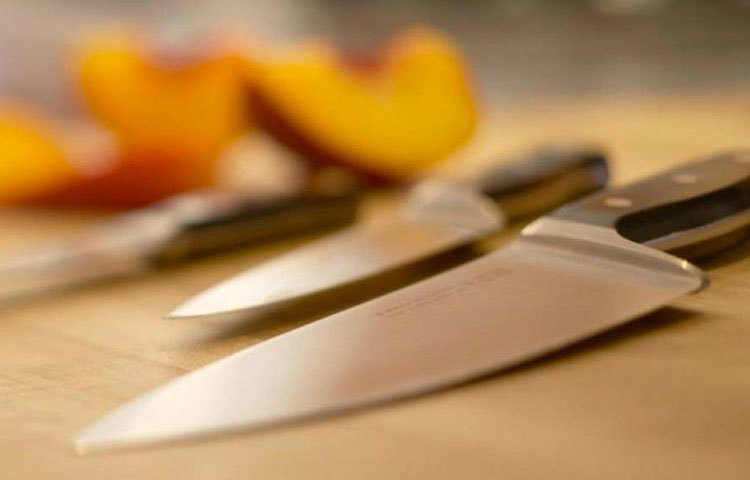 বাড়িতে ধারালো কোনো জিনিস খোলা অবস্থায় থাকলে দ্রুত ব্যবস্থা নিন। ঝড়ের মধ্যে বাড়িতে কোনো ধারালো জিনিস উন্মুক্ত রাখবেন না।