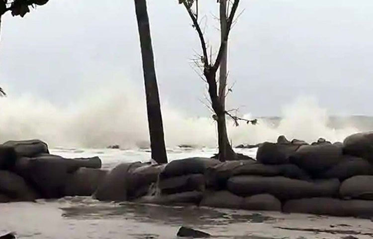 ঘূর্ণিঝড়ের সময়ে যদি কোনোভাবে বাড়ির বাইরে থাকেন, খোলা রাস্তায় বা গাছের নীচে দাঁড়াবেন না।