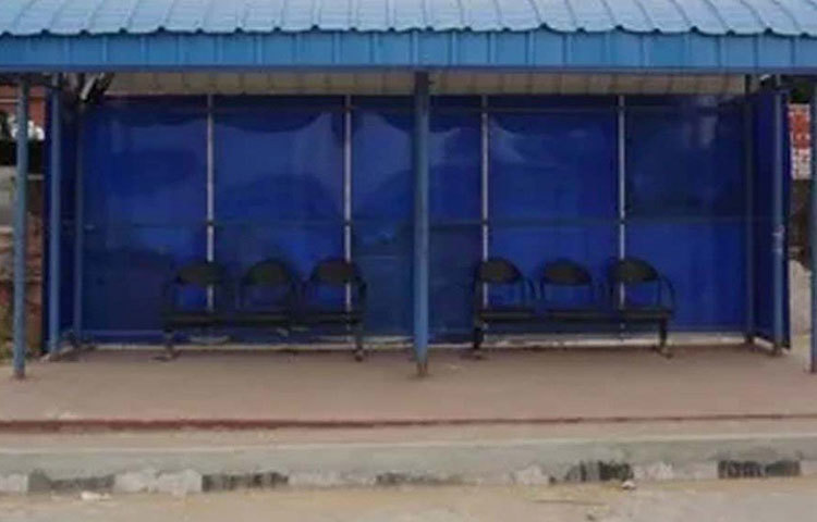 বাড়ির বাইরে থাকলে ঝড় শুরু হলে দ্রুত আশ্রয় নিন।