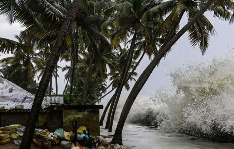 তবে ক্ষতিগ্রস্ত বা জীর্ণ পাকা বাড়ি এবং কাঁচা বাড়িতে আশ্রয় নেবেন না।