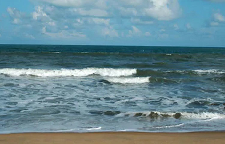 বছরভর বঙ্গোপসাগরের জলতলের তাপমাত্রা থাকে ২৮ ডিগ্রি সেলসিয়াস। পাশাপাশি ক্রমাগত বৃষ্টিপাত এই অংশের আর্দ্রতাকে ধরে রাখে। ফলে নিম্নচাপ থেকে ঘূর্ণিঝড় এবং ঘূর্ণিঝড় থেকে মহাঘূর্ণিঝড়ে পরিণত হতে সময় লাগে না।