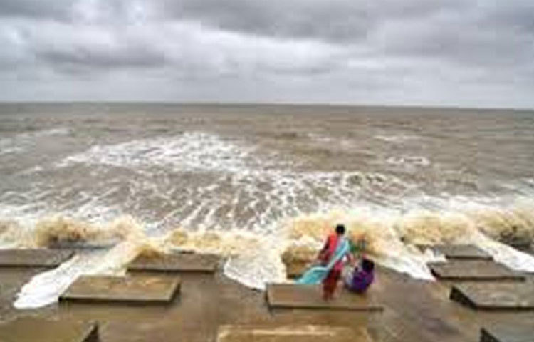 পাশাপাশি, বিশ্ব উষ্ণায়নের প্রকোপে ঘূর্ণিঝড়ের প্রস্তুতক্ষেত্র আরো উর্বর হয়েছে উত্তাল বঙ্গোপসাগরের বুকে।