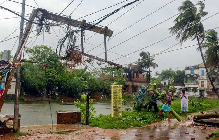 ক্ষয়ক্ষতি বা ঘূর্ণিঝড়ের প্রলয়লীলার ক্ষেত্রে বাংলাদেশের তুলনায় বেশি পিছিয়ে নেই ভারতও। ভারতের দক্ষিণ অংশকে তার পূর্ব, পশ্চিম ও দক্ষিণ, তিন দিক থেকেই সামুদ্রিক ঝড়ের তাণ্ডব সহ্য করতে হয়।