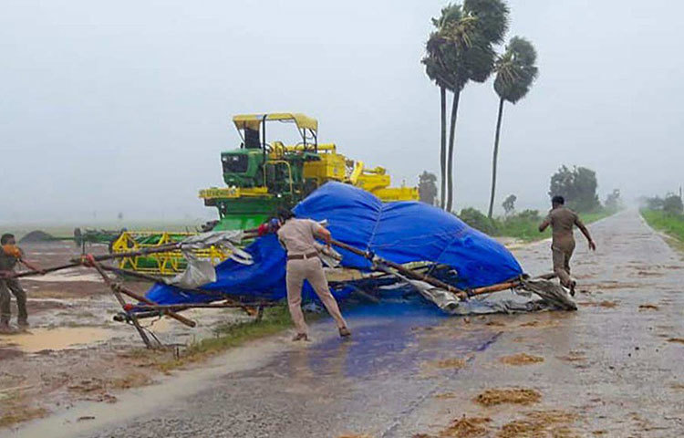 তবে তুলনামূলকভাবে আরবসাগর, ভারত মহাসাগরের তুলনায় বঙ্গোপসাগর থেকে অনেক বেশি প্রাকৃতিক দুর্যোগ ধেয়ে আসে ভারতের স্থলভাগে।