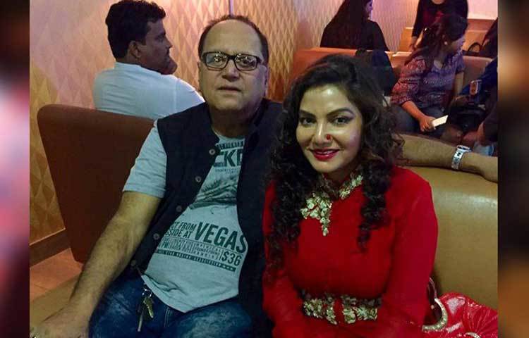 অতঃপর দীর্ঘ প্রেমে লাগল আইনের শিলমোহর। প্রায় সকলের অগোচরে এক শীতের রাতে দীপঙ্কর আর দোলন বাধলেন ‘নতুন’ ঘর।