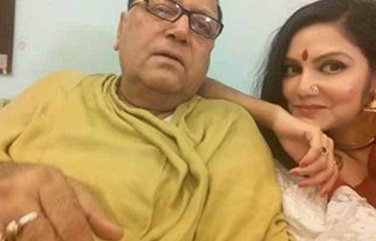 দীপঙ্করের বয়স ৭৫, দোলন ৪৯। অঙ্ক কষলে দেখা যাবে, বয়সের ফারাক ২৫ বছরেরও বেশি। কিন্তু তাতে থোড়াই কেয়ার দু’জনের। কথায় বলে না, এজ ইজ জাস্ট আ নাম্বার। আর সেই কথাকেই যেন বাস্তবে রূপ দিলেন দীপঙ্কর-দোলন।