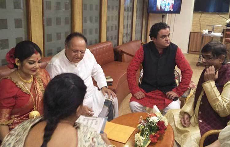 হাইল্যান্ড পার্কের পাশে এক হোটেলে শুক্রবার রাতে বসেছিল বিয়ের আসর। না, টোপর পরে, জাঁকজমকের বিয়ে করেননি তারা। আয়োজন ছিল সামান্যই। দু’জনের কাছের বেশ কয়েকজন বন্ধু এবং পরিবারের লোকেরা।