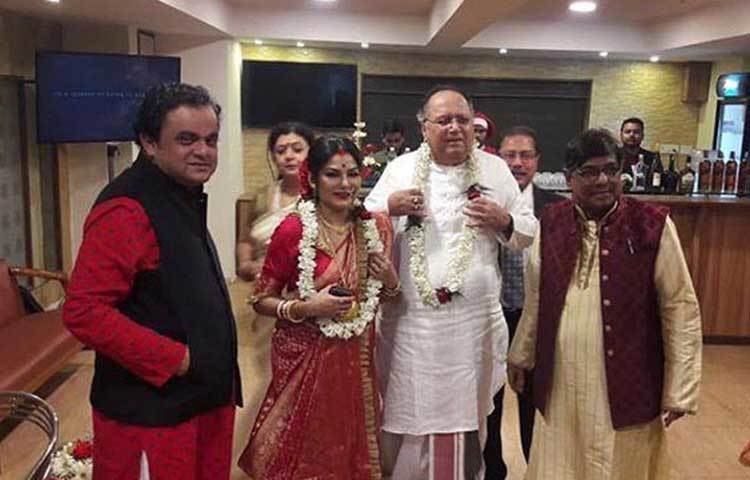 টোপর না পড়লেও সাদা পাঞ্জাবি-পাজামাতে দীপঙ্কর কিন্তু এখনও এক্কেবারে ইয়ং। বরের সঙ্গে পুরোদস্তুর পাল্লা দিলেন দোলনও। কনের সাজে তিনিও অপরূপা।