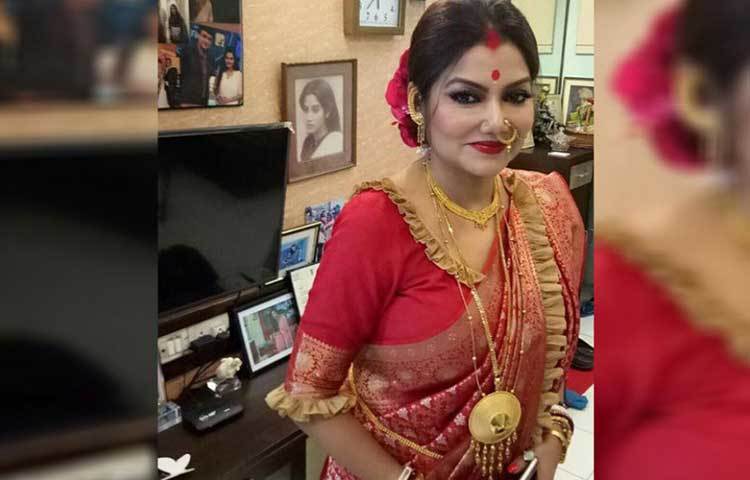 দোলন পরেছিলেন লাল রঙা বেনারসী। ঘটি হাতা ব্লাউজ। মাথা ভর্তি সিঁদুর। লাল রঙের টিপ। সঙ্গে ছিল মানানসই গয়না।