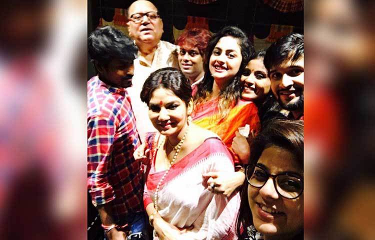 দীপঙ্কর আর দোলন যে সময়টায় লিভ-ইন শুরু করেছিলেন সে সময়ে লিভ-ইনের এতটা চল ছিল না। একে বয়সের এতটা ফারাক তার মধ্যে দোসর লিভ-ইন। নানা সমালোচনার সম্মুখীন হতে হয়েছিল তাদের। দীপঙ্কর তখন প্রতিষ্ঠিত অভিনেতা আর দোলন সবে ক্যারিয়ার শুরু করেছেন। শুনতে হয়েছিল নানা কটু কথা। ইন্ডাস্ট্রির ভেতরেও তখন হাজার গসিপ।