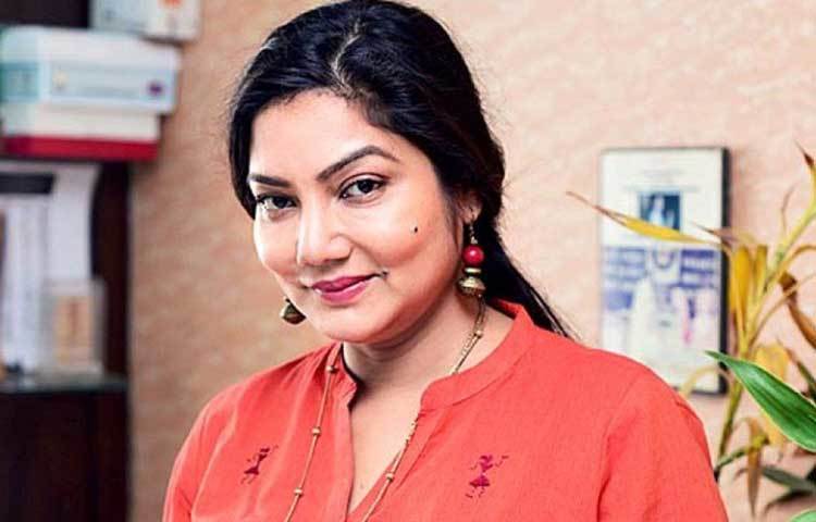 বয়স তখন অল্প। তা সত্ত্বেও এত বছর ধরে ভালবাসা টিকিয়ে রাখতে পাড়ার ম্যাজিকটা কী? দোলন বলছিলেন, ‘সততা। পরস্পরের প্রতি নির্ভরতা আর বিশ্বাস।’ বলছিলেন, এত বড় অভিনেতা হওয়া সত্ত্বেও কাজের ব্যাপারে দোলনের উপর কোনো দিন কিছুই চাপাননি দীপঙ্কর।