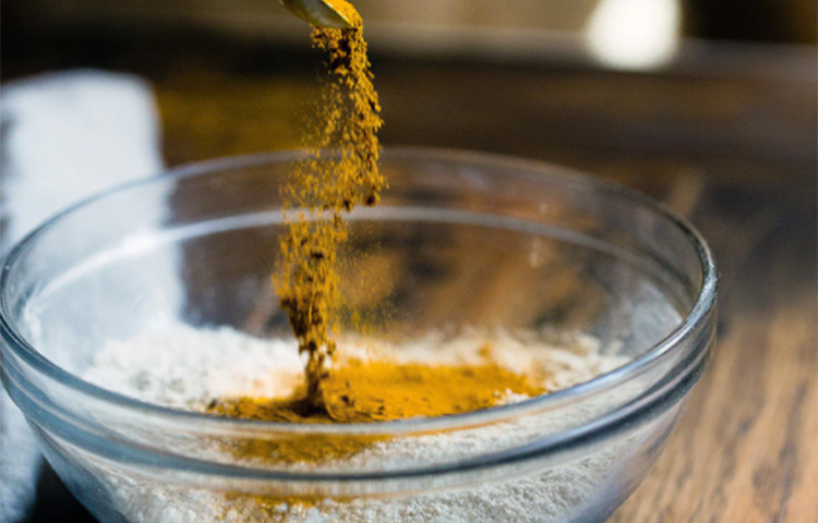 কাঁচা হলুদ ব্লাড সুগারের মাত্রাকে নামাতে সাহায্য করে। ডায়াবেটিস কিডনিতেও প্রভাব ফেলে। কিন্তু একটু অরগ্যানিক হলুদ খেলে অনেকটাই নিয়ন্ত্রণে থাকে ডায়াবেটিস। ছবি: সংগৃহীত