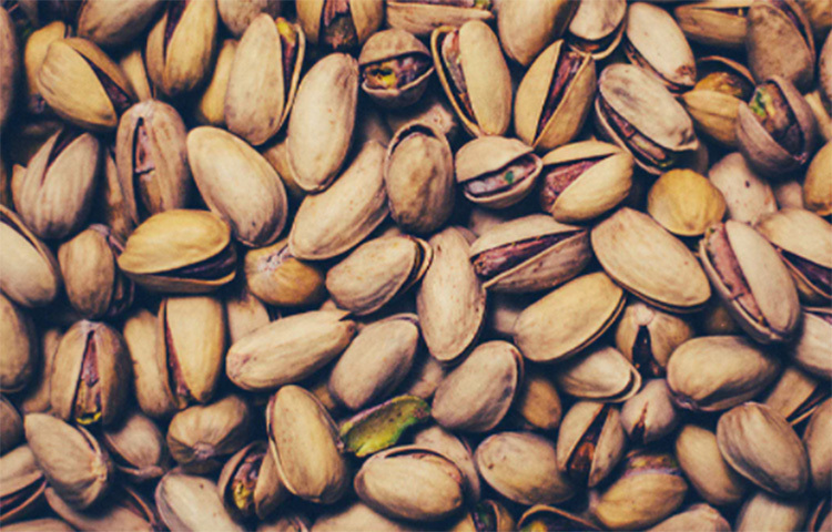 বাদাম ভালো স্ন্যাক হিসেবে ব্যবহার করা যেতে পারে। ব্লাড সুগার নিয়ন্ত্রেণে রাখে এবং শরীরে পুষ্টি জোগায় বাদাম। খিদে পেলে তাই বাদাম খেতে পারেন। ছবি: সংগৃহীত