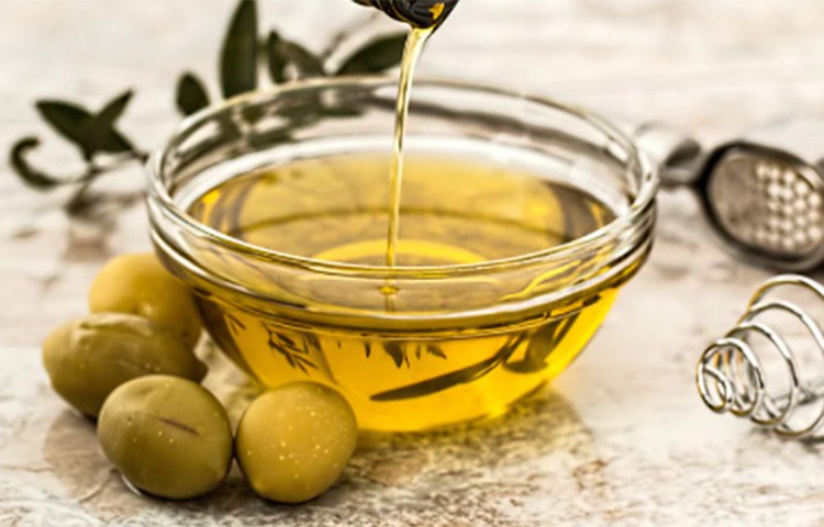 অন্য তেলের বদলে অলিভ অয়েল খান। ভালো কোলেস্টেরলের মাত্রা বাড়ায় এবং হার্টের অসুখের ঝুঁকি কমায়। অ্যান্টিঅক্সিড্যান্ট থাকে এই তেলে। ছবি: সংগৃহীত