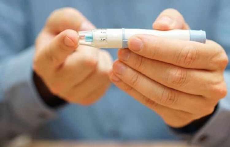 সঠিক জীবনযাপন ও যথাযথ খাবার না খেলে ডায়াবেটিস যে শরীরকে পুরোপুরি শেষ করে দিতে পারে তা বলার অপেক্ষা রাখে না। রক্তে শর্করার অতিরিক্ত মাত্রাই ডায়াবেটিসের কারণ। আর সুগারের এই অতিরিক্ত মাত্রাই আপনার কিডনির মলিকুলার ব্লাড ভেসেলকে নষ্ট কর দেয়। যার ফলে আপনার কিডনির কর্মক্ষমতা নষ্ট হয়ে যেতে পারে। কিডনির নানা ধরণের অসুখ দেখা দিতে পারে।