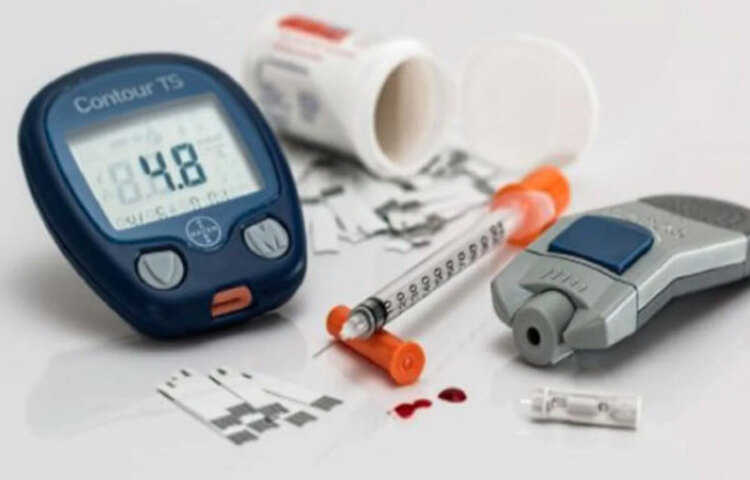 ডায়াবেটিস নিয়ন্ত্রণের জন্য নজর দিন খাবারের ওপর। ডায়াবেটিস নিয়ন্ত্রণ করতে হলে দিনে তিনবার যথাযথ খাবার খান। এই তিনবার খাবার খাওয়ার পাশাপাশি খিদে পেলে অল্পবিস্তর খেতে থাকুন।