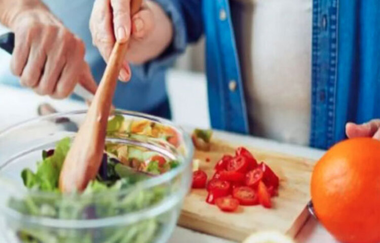 যে কোনও হাই ক্যালোরি সম্পন্ন খাবার, মূলত তেল-মশলা যুক্ত খাবার থেকে দূরে থাকুন। আপনার ডায়েটে ফাইবারের মাত্রা বাড়াতে যেসব ফল বা সবজিতে পটাশিয়ামের পরিমাণ কম সেগুলো খান।সবসময় সুগার ফ্রি খাবারই খান। এবং সেটাই খাদ্যতালিকায় রাখার চেষ্টা করুন। নন প্রসেসড খাবার অর্থাৎ সবজি, ফল কম পরিমাণ ফ্যাটযুক্ত খাবার খান। মদ্যপান একেবারেই বর্জন করুন।