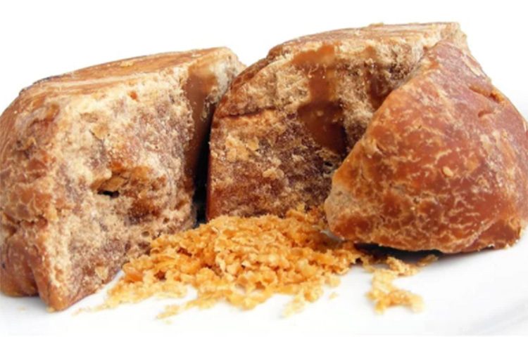 ব্রাউন সুগার, মধু বা গুড়ের ক্যালরি চিনির থেকে কম। কাজেই মিষ্টি খেতে ইচ্ছে হলে চিনির বদলে মাঝেমধ্যে এসব খেতে পারেন। ছবি: সংগৃহীত