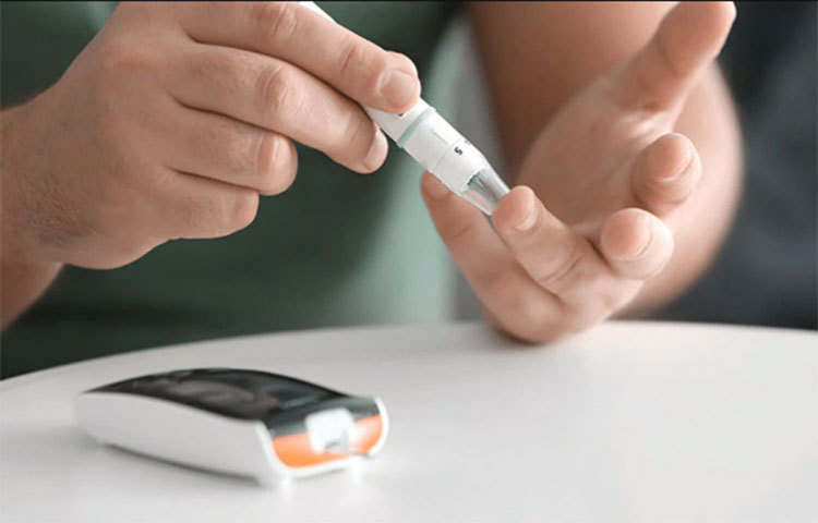 ডায়াবেটিস ধরা পড়লে স্টার্চ বা শর্করা জাতীয় খাবার একেবারেই খাওয়া চলে না, এমনটাই ধারণা বেশির ভাগ মানুষের। তবে বাস্তবে এ ধরণা সম্পূর্ণ ভুল! কারণ, ডায়েটের অন্যতম গুরুত্বপূর্ণ অংশ হল স্টার্চ বা শর্করা জাতীয় খাবার। তাই কখনই শর্করা জাতীয় খাবার খাদ্য তালিকা থেকে সম্পূর্ণ বাদ দেওয়া উচিত নয়। বরং কম পরিমাণে খাওয়া উচিত।