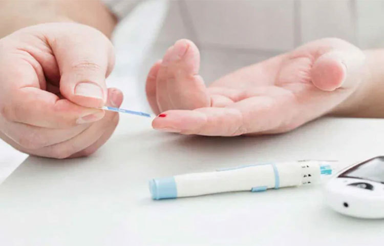 বেশির ভাগ মানুষেরই এটা ধারণা যে, ডায়াবেটিসে আক্রান্তদের মিষ্টি খাওয়া একেবারেই উচিত নয়। বাস্তবে এ ধরণা মোটেই সঠিক নয়! কারণ, নিয়ন্ত্রিত পরিমাণে মিষ্টি সকলেই খেতে পারেন। বরং চিকিৎসকদের মতে, শুধু ডায়াবেটিসে আক্রান্তদের ক্ষেত্রেই নয়, বেশি মিষ্টি খাওয়া যে কোনো মানুষের পক্ষেই ক্ষতিকর।