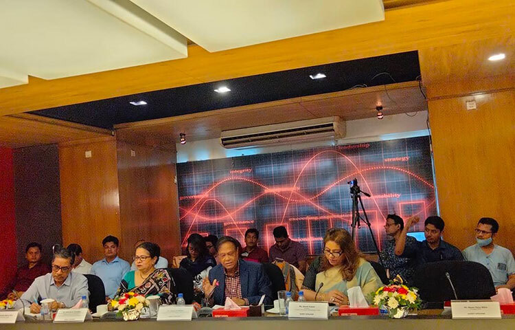 দেশে বড় বড় প্রকল্পের পরিকল্পনা সঠিকভাবে প্রণয়ন করতে হবে, তা নাহলে শ্রীলঙ্কার মতো অবস্থা হবে বলে আশঙ্কা প্রকাশ করেছেন অর্থনীতিবিদ ও পলিসি রিসার্চ ইনস্টিটিউটের (পিআরআই) নির্বাহী পরিচালক আহসান এইচ মনসুর। আজ দ্য ইনস্টিটিউট অব চার্টার্ড অ্যাকাউন্টেন্টস অব বাংলাদেশ (আইসিএবি) এবং ইকোনমিক রিপোর্টার্স ফোরাম (ইআরএফ) আয়োজিত প্রাক বাজেট আলোচনায় তিনি এই আশঙ্কার কথা বলেন। ছবি: মাহবুব আলম