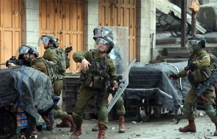 রমজানের প্রথম দিনেই তিন ফিলিস্তিনি নাগরিককে গুলি করে হত্যা করেছে ইসরায়েলের নিরাপত্তা বাহিনী। পশ্চিত তীরে এই হত্যাকাণ্ডের ঘটনা ঘটেছে। ইসরায়েলি পুলিশ দাবি করেছে, ওই ফিলিস্তিনিদের কাছে অস্ত্র থাকায় তাদের গুলি করা হয়েছে। ছবি: সংগৃহীত