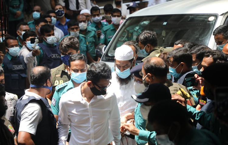 আজ হেফাজতে ইসলামের কেন্দ্রীয় যুগ্ম মহাসচিব ও ঢাকা মহানগরীর সাধারণ সম্পাদক মামুনুল হককে ঢাকা মহানগর হাকিম আদালতে হাজির করে পুলিশ। ছবি: বিপ্লব দিক্ষিৎ