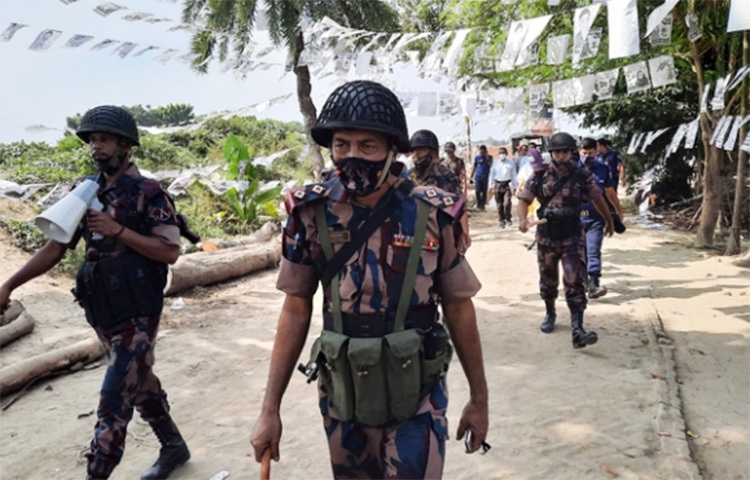 ইউনিয়ন পরিষদ (ইউপি) নির্বাচনে ঝিনাইদহের মহেশপুরে ভোটারদের কেন্দ্রে আসতে বাধাসহ প্রভাব বিস্তার নিয়ে নৌকা ও বিদ্রোহী মোটরসাইকেল প্রতীকের সমর্থকদের মধ্যে ইটপাটকেল নিক্ষেপ, ধাওয়া-পাল্টাধাওয়া ও সংঘর্ষের ঘটনা ঘটেছে। এ কারণে বিজিবির সদস্যা কঠোর অবস্থানে ছিলেন। ছবি: আব্দুল্লাহ আল মাসুদ