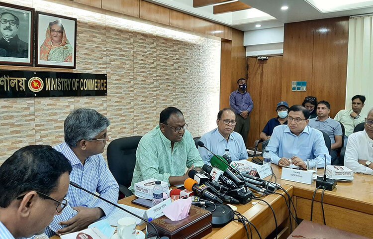 আগামী জুন মাস থেকে আবারও এক কোটি দরিদ্র পরিবারকে টিসিবির পণ্য দেওয়া হবে বলে জানিয়েছেন বাণিজ্যমন্ত্রী টিপু মুনশি। আজ বেলা ১১ টায় সচিবালয়ে বাণিজ্য মন্ত্রণালয়ের সভাকক্ষে ভোজ্যতেলের বাজার ব্যবস্থাপনা নিয়ে আয়োজিত প্রেস ব্রিফিংয়ে তিনি এ কথা বলেন। ছবি: জাগো নিউজ