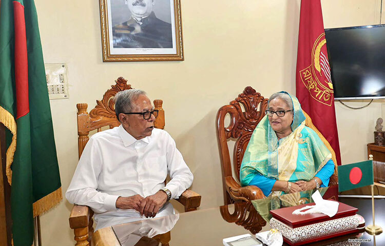 রাষ্ট্রপতি মো. আবদুল হামিদের আমন্ত্রণে আজ দুপুরে কিশোরগঞ্জের হাওর উপজেলা মিঠামইন সদরের কামালপুরে রাষ্ট্রপতির পৈতৃক বাড়িতে বঙ্গবন্ধুকন্যা প্রধানমন্ত্রী শেখ হাসিনা কুশল বিনিময় করেন। ছবি: ইয়াসিন কবির জয়