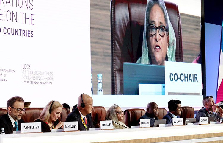 প্রধানমন্ত্রী শেখ হাসিনা বলেছেন, স্বল্পোন্নত দেশগুলোকে অবশ্যই তাদের বাণিজ্য-সম্পর্কিত অবকাঠামো বাড়ানো, উৎপাদনশীল সক্ষমতা গড়ে তোলা এবং বৈশ্বিক বাজারে প্রতিযোগিতামূলক হতে অগ্রাধিকারমূলক বাজারে প্রবেশাধিকারকে কাজে লাগাতে হবে। আজ কাতার ন্যাশনাল কনভেনশন সেন্টারে স্বল্পোন্নত দেশগুলোর ৫ম জাতিসংঘ সম্মেলনে প্রধানমন্ত্রী এ কথা বলেন। ছবি: ইয়াসিন কবির জয়