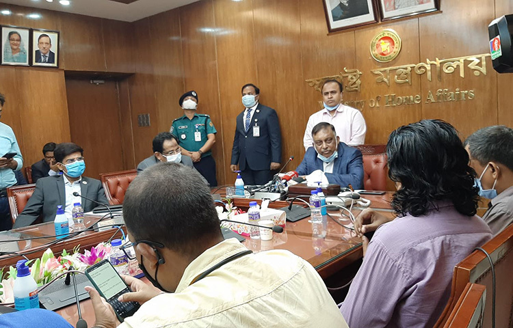 ইউনিয়ন পরিষদ (ইউপি) নির্বাচনকে কেন্দ্র করে দেশের বিভিন্ন স্থানে সহিংসতার পরিপ্রেক্ষিতে স্বরাষ্ট্রমন্ত্রী আসাদুজ্জামান খান কামাল বলেছেন, ইউপি নির্বাচনে সবসময় একটু ঝগড়াঝাঁটি হয়েই থাকে। আজ জাতির পিতা বঙ্গবন্ধু শেখ মুজিবুর রহমানের জন্মশতবার্ষিকী উদযাপন উপলক্ষে গঠিত নিরাপত্তা বিষয়ক উপ-কমিটির সভা শেষে সাংবাদিকদের প্রশ্নের জবাবে স্বরাষ্ট্রমন্ত্রী এ কথা বলেন। ছবি: জাগো নিউজ