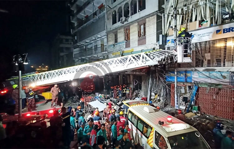 রাজধানীর গুলিস্তানে ভয়াবহ বিস্ফোরণের ঘটনায় আরও চারজন মারা গেছেন। এ নিয়ে নিহতের সংখ্যা বেড়ে দাঁড়ালো ১৫ জনে। তাদের মধ্যে দুজন নারী। তবে নিহতদের নাম-পরিচয় এখনও নিশ্চিত হওয়া যায়নি। ছবি: মাহবুব আলম