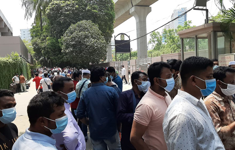 গত চার দিনের মতো আজ সকাল থেকেই সৌদি এয়ারলাইন্সের টিকিট প্রত্যাশীরা রাজধানীর কারওয়ান বাজারের পাঁচ তারকা হোটেল সোনারগাঁওয়ের বাইরে অপেক্ষা করতে থাকেন। ছবি: মাহবুব আলম