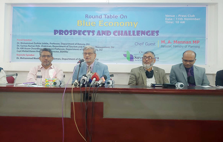 আজ জাতীয় প্রেস ক্লাবে ‘সেভ আওয়ার সি, বাংলাদেশ’ এর আয়োজনে ব্লু ইকোনমিক: সম্ভাবনা এবং চ্যালেঞ্জ’ শীর্ষক গোলটেবিল বৈঠকে বক্তব্য রাখেন পরিকল্পনামন্ত্রী এম এ মান্নান। ছবি: বিপ্লব দিক্ষিৎ