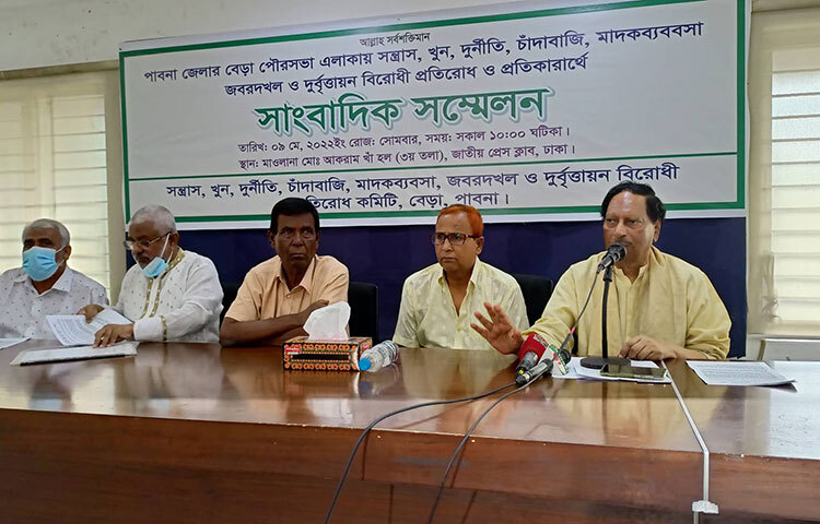 স্বরাষ্ট্র মন্ত্রণালয় সম্পর্কিত সংসদীয় স্থায়ী কমিটির সভাপতির পদ থেকে সাবেক স্বরাষ্ট্র প্রতিমন্ত্রী শামসুল হক টুকুকে অব্যাহতি দেওয়ার দাবি জানিয়েছেন সংবিধান প্রণয়ন কমিটির সদস্য ও গণফোরামের (একাংশ) নির্বাহী সভাপতি অধ্যাপক ড. আবু সাইয়িদ। আজ জাতীয় প্রেস ক্লাবে মাওলানা আকরাম খাঁ হলে আয়োজিত সংবাদ সম্মেলনে তিনি এ দাবি জানান। ছবি: জাগো নিউজ