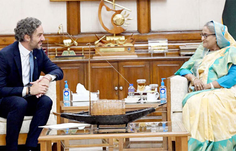 লিওনেল মেসি ও আর্জেন্টিনার ফুটবল বাংলাদেশের ঘরে ঘরে খুবই জনপ্রিয় বলে জানিয়েছেন প্রধানমন্ত্রী শেখ হাসিনা। প্রধানমন্ত্রীর সঙ্গে আজ সকালে গণভবনে সৌজন্য সাক্ষাৎ করেন আর্জেন্টিনার পররাষ্ট্র ও আন্তর্জাতিক বাণিজ্যবিষয়ক মন্ত্রী সান্তিয়াগো আন্দ্রেস ক্যাফিয়েরো। এসময় শেখ হাসিনা এ কথা বলেন। ছবি: সংগৃহীত