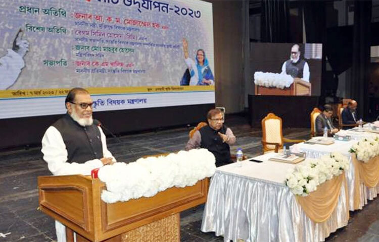 মুক্তিযুদ্ধবিষয়ক মন্ত্রী আ ক ম মোজাম্মেল হক বলেছেন, বিরোধীদলের (বিএনপি) গুরুত্বপূর্ণ দায়িত্বশীল নেতারা এখনো বলেন পাকিস্তান আমল এর থেকে ভালো ছিল। আজকে বিনয়ের সঙ্গে তাদের কাছে আমি জানতে চাই, জাতি জানতে চায়, কোন সূচকে পাকিস্তানের থেকে ভালো ছিল? আজ ওসমানি স্মৃতি মিলনায়তনে ঐতিহাসিক ৭ মার্চ উদযাপন উপলক্ষে আয়োজিত অনুষ্ঠানে প্রধান অতিথির বক্তব্যে তিনি এ কথা বলেন। ছবি: বিপ্লব দিক্ষিৎ