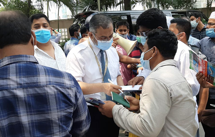 সৌদি এয়ারলাইন্স কর্তৃপক্ষ অফিস খোলার পর তাদের ভিসা ও টিকিটের মেয়াদ দেখে টোকেন সরবরাহ করে। কেউ কেউ আগের দিনই টোকেন পেলেও অফিস সময় শেষ হয়ে যাওয়ায় আজ নতুন করে লাইনে দাঁড়িয়েছেন। ছবি: বিপ্লব দিক্ষিৎ