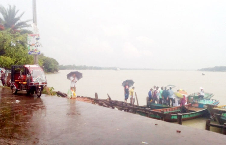 ঘূর্ণিঝড় অশনির প্রভাবে উপকূলীয় জেলা ঝালকাঠিতে দিনব্যাপী বৃষ্টি হচ্ছে। এতে জেলার সুগন্ধা, বিষখালী ও হলতা নদীর পানি কিছুটা বেড়েছে। আজ ভোর থেকে আকাশ মেঘলা। সকাল ৯টা থেকে শুরু হয় গুঁড়িগুঁড়ি বৃষ্টি। দুপুর ১২টা থেকে বৃষ্টির পরিমাণ আরও বাড়ে। ছবি: আতিকুর রহমান